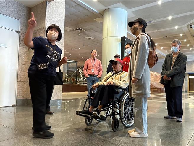 为营造友善环境并鼓励长者走出家门，长安医院、亚洲大学护理学院携手科博馆推出「艺术x博物馆处方笺悠游卡」，自3月起，病友与1名家属可凭卡免费参观常态展，也能报名接受专为长者设计的导览。（长安医院提供／潘虹恩台中传真）