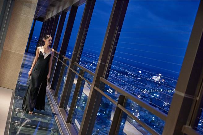 位于32楼的高空玻璃步道，白天远眺阿里山，晚上一览无遗嘉义美丽夜景。(嘉义福容voco提供)