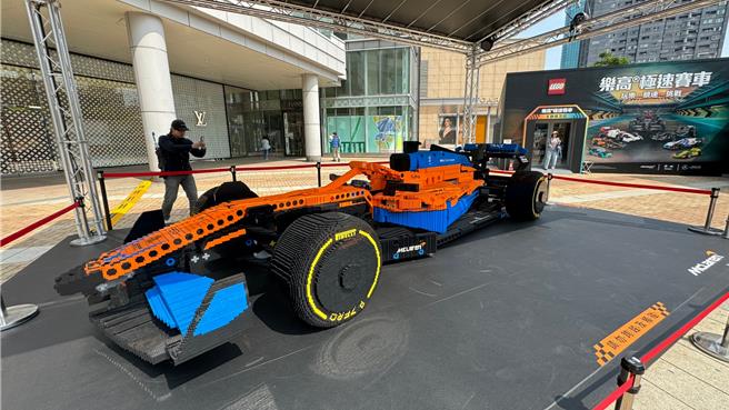 现场展示逾28万颗乐高积木打造、与实车等比例的麦拉伦F1赛车，首度在台湾亮相，吸引乐高迷、赛车迷抢拍打卡。（柯宗纬摄）