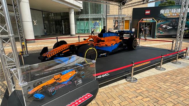 现场展示逾28万颗乐高积木打造、与实车等比例的麦拉伦F1赛车，首度在台湾亮相，吸引乐高迷、赛车迷抢拍打卡。（柯宗纬摄）