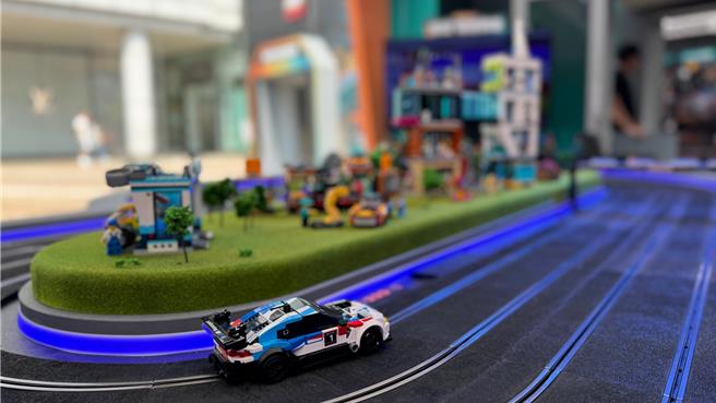 台湾乐高今（22）日起至4月14日，在高雄汉神巨蛋购物广场1楼户外广场打造「乐高®极速赛车」3大体验关卡。（柯宗纬摄）