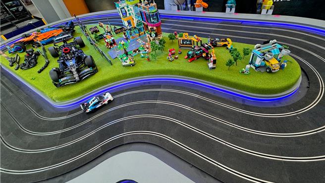 台湾乐高今（22）日起至4月14日，在高雄汉神巨蛋购物广场1楼户外广场打造「乐高®极速赛车」3大体验关卡。（柯宗纬摄）