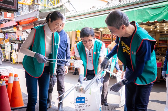 南投县许淑华县长（左一）、台湾人寿谢壮堃代理总经理（右一）乐当环保志工，在伊达邵商店街捡拾垃圾。(图/台湾人寿提供)