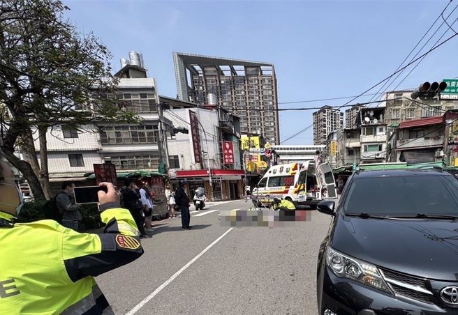 游姓婦人騎乘YouBike不明原因摔倒，遭後方自小貨車輾過頭部，送醫不治。（民眾提供）