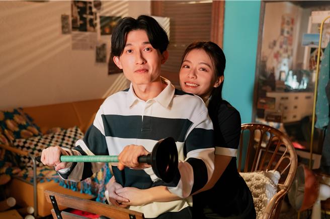 冰球乐团鼓手士捷于MV中饰演小演员，和宋芸桦求试镜排练。（何乐音乐提供）