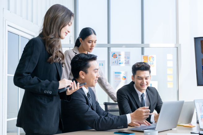 天秤座、双子座、射手座和水瓶座除了工作能力强，还拥有高情商，在极具职场中竞争力。（示意图：Shutterstock／达志）