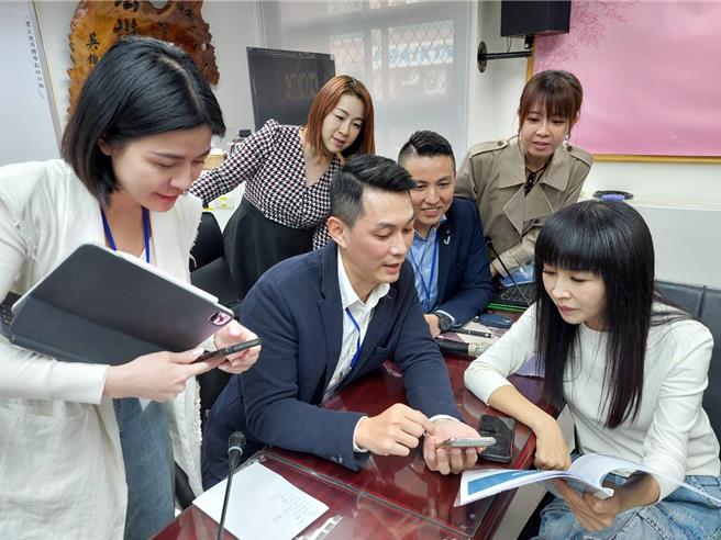 新北市议会国民党团书记长陈伟杰延揽曾代表民眾党参选新北市议员的网路红人「Z9」吴达伟，担任个人特助，并请吴达伟开设「网路社群媒体系列课程」，今首堂课开讲。（陈慰慈摄）