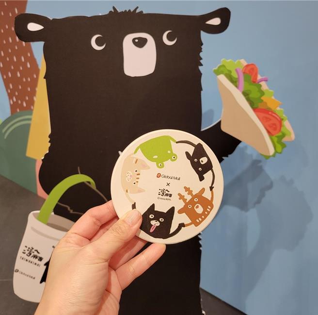 Global Mall攜手台灣文創品牌「灣A麻吉」推多項綠色任務，完成可換獨家硅藻土杯墊。（Global Mall提供／朱世凱台北傳真）