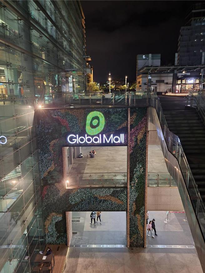 Global Mall將LOGO燈變為綠色，推廣一起在生活中成為永續實踐家。（Global Mall提供／朱世凱台北傳真）