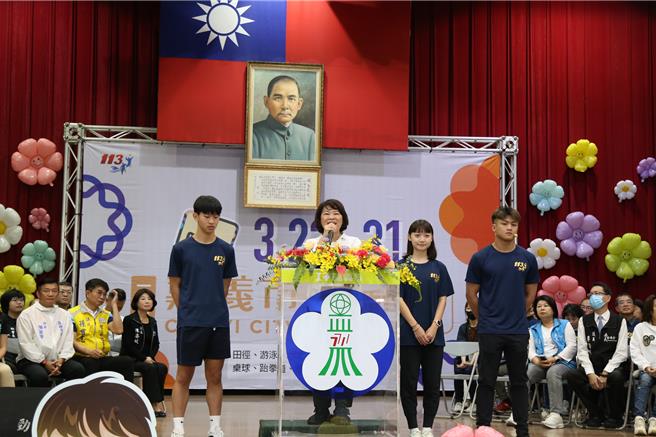 嘉義市長黃敏惠主持市運動會開幕，優秀選手蕭宇凱（左一）、謝冠英(左二)、陳彥凱(左三）同台。（嘉義市政府提供／廖素慧嘉市傳真）