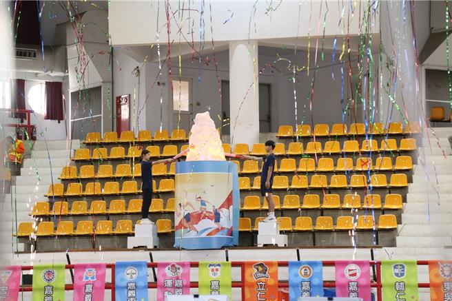 嘉義國中校友謝冠英、南興國中校友蕭宇凱點燃聖火。（嘉義市政府提供／廖素慧嘉市傳真）