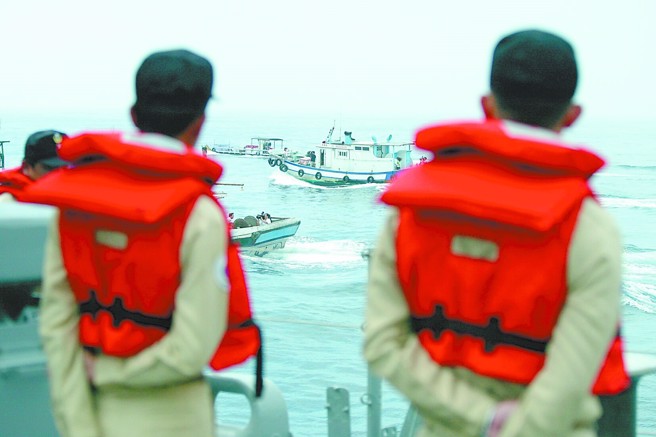 前立法院長王金平、前國防部長李傑曾合體登上巡防艦巡弋台灣東北的我國經濟海域，不少漁船隨船出發捕魚。（資料照／王遠茂攝）

