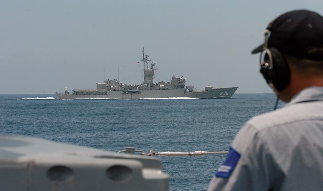 ２００５年６月２１日，前立法院長王金平在前國防部長李傑的陪同下，率同國防委員會多位立委搭乘海軍濟陽級軍艦鳳陽號前往位於蘇澳東北部６５浬處海域進行偵巡及護漁任務，而當鳳陽艦駛抵視察點附近時，另一艘濟陽級巡航艦９３６號，也正在該海域進行巡防任務。（資料照／王爵暐攝）

