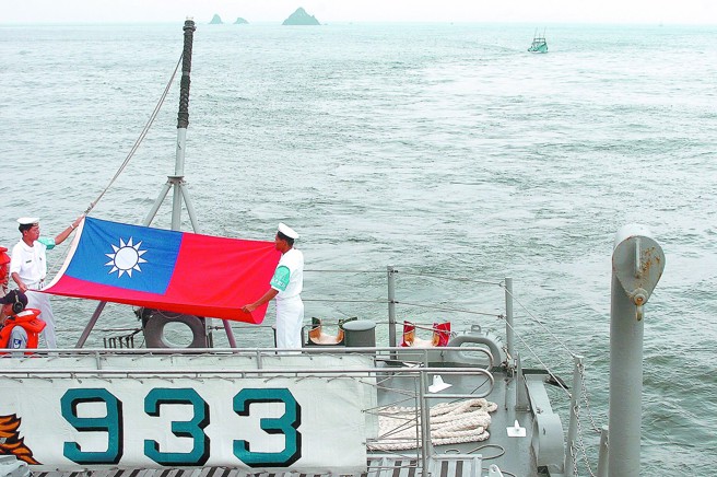 前立法院長王金平昔在前國防部長李傑的陪同下，率國防委員會多位立委搭乘海軍濟陽級軍艦鳳陽號前往位於蘇澳東北部６５浬處海域護漁，此為海軍第一次護漁行動，在歷經七個小時的航程後，鳳陽艦伴著外海作業的漁船一同返航並升起國旗以示任務順利完成。（資料照／王爵暐攝）

