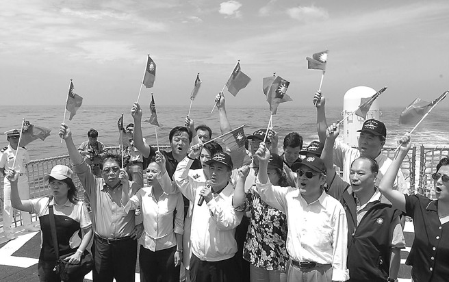 「釣魚台是我們的」。前立法院長王金平，曾在前國防部長李傑陪同下，率同國防委員會多位立委搭乘海軍濟陽級軍艦鳳陽號前往位於蘇澳東北部６５浬處海域護漁，鳳陽艦駛抵視察點後，王金平與立委一同在艦上甲板揮舞國旗大聲呼喊「釣魚台是我們的」。（資料照／王爵暐攝）

