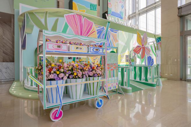 梵克雅宝迎春，在高雄汉神巨蛋购物广场打造缤纷浪漫的春日花园。（Van Cleef & Arpels提供）