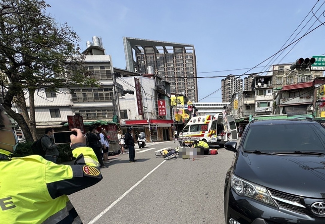 台大醫院63歲游姓女志工騎乘U-Bike不明原因向左偏行倒地，遭同行向內側車道28歲徐男駕駛自小客貨車右後車輪輾壓頭部，游女被緊急送醫急救，但仍因傷重不治。（圖／警方提供）