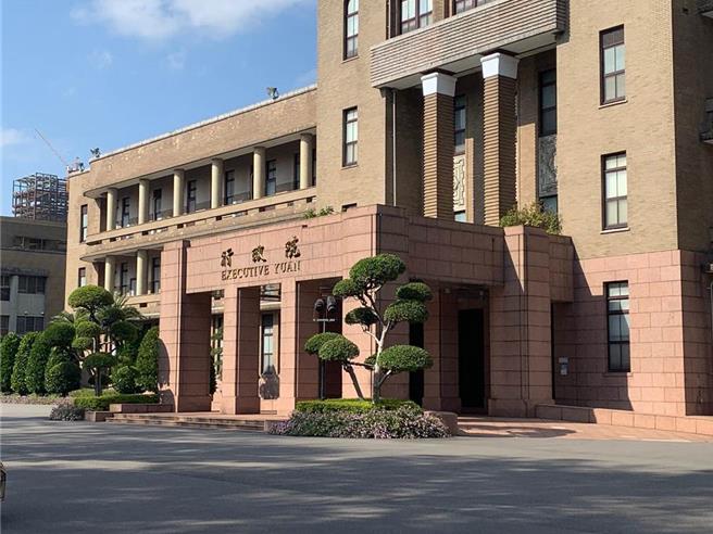 行政院副院长郑文灿今(22)日召开稳定物价小组会议，考量地缘政治风险不确性仍高、气候异常风险渐趋频繁，为提前因应原物料价格波动风险，遵照行政院院长陈建仁21日院会指示，决议延长关键原物料税负减徵措施至本年6月底，持续从源头减轻业者营运负担，力求稳定民生物价。（本报资料照片）