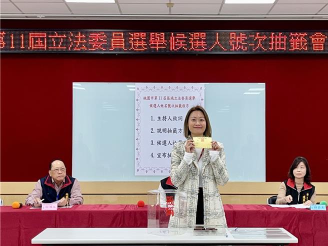 前桃園市立委候選人馬治薇涉收受大陸資助參選，桃園地檢署日前依違反《國安法》、《反滲透法》等起訴。22日桃園地方法院準備程序庭時，馬治薇坦承收受資金、回傳國會聯絡名冊、國安單位名片，但對方僅是民間友人而非大陸政府指使的組織成員。（桃園市選委會提供）