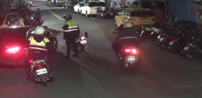 新北市1名26歲林姓男子，228晚間21時許開車遭警方攔查，警方發現他懸掛他車車牌，並在他車上發現拐杖刀、西瓜刀及電擊棒，9釐米子彈4顆、5.56釐米子彈1顆，及短刀一把。（翻攝畫面）