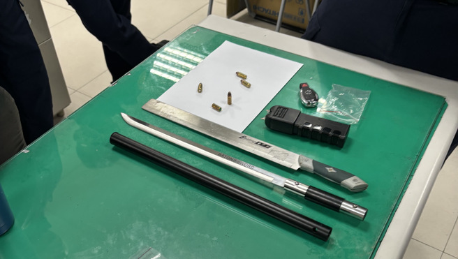 新北市1名26歲林姓男子，228晚間21時許開車遭警方攔查，警方發現他懸掛他車車牌，並在他車上發現拐杖刀、西瓜刀及電擊棒，9釐米子彈4顆、5.56釐米子彈1顆，及短刀一把。（圖／警方提供）