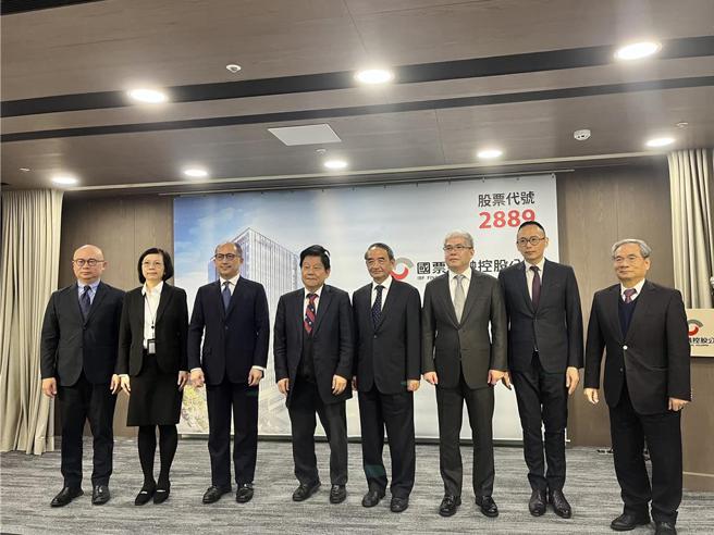 国票金控2024年第一次法说会。左四为国票金控董事长魏启林。图／黄于庭