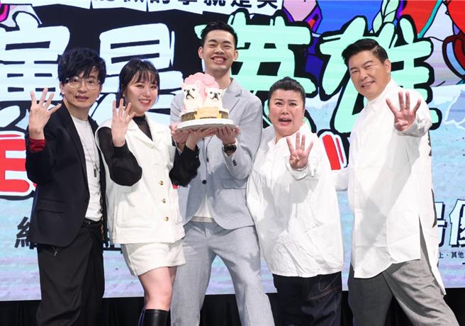 郑茵声（左二）生日在即，唐从圣（左起）、陈大天、林美秀、曾国城替她惊喜庆生。（粘耿豪摄）