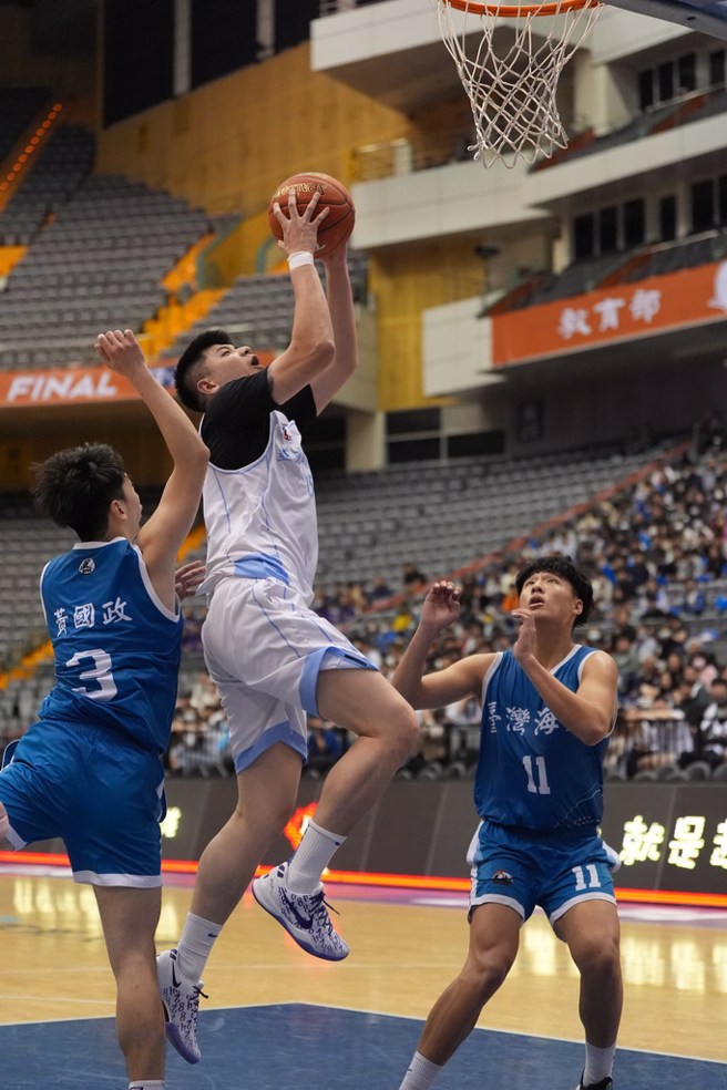 亞東科大黃品睿(中)貢獻21分、10籃板的雙十數據。(大專體總提供)