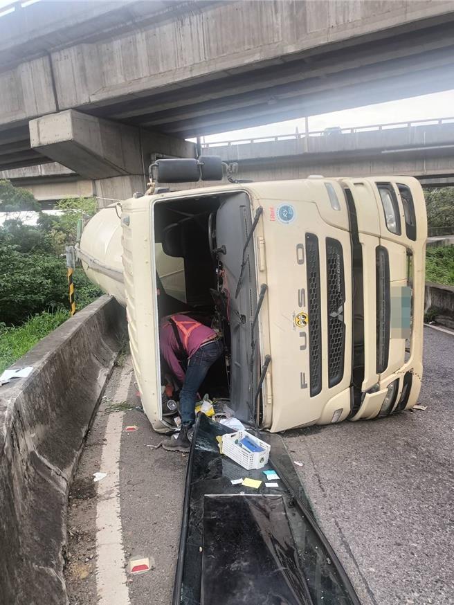 国道2号东向4公里大竹出口匝道往芦竹方向22日下午有水泥车翻车事故。（国道公路警察局提供）