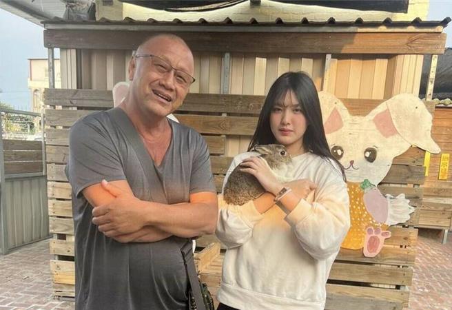 屏東吳姓正妹女大在蕭家大院老闆蕭千霖的幫忙下，從300多隻兔子中尋回愛兔，也成為蕭家大院收養棄兔13年來首個「接兔子回家」的例子。（蕭千霖提供／謝佳潾屏東傳真）