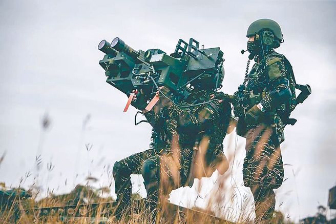 图为陆战队官兵持双联装刺针飞弹武器系统训练。（资料照片）