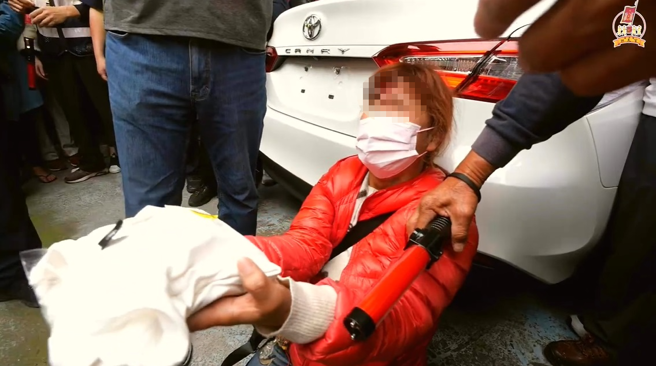 紅衣婦人連磕18個響頭，磕到當場濺血，為昏迷不醒的女兒祈求白沙屯媽祖保佑。（圖／翻攝自白沙屯拱天宮YouTube）