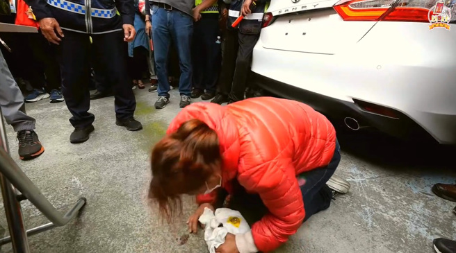 紅衣婦人連磕18個響頭，磕到頭破血流，也在地面留下鮮血印記。（圖／翻攝自白沙屯拱天宮YouTube）