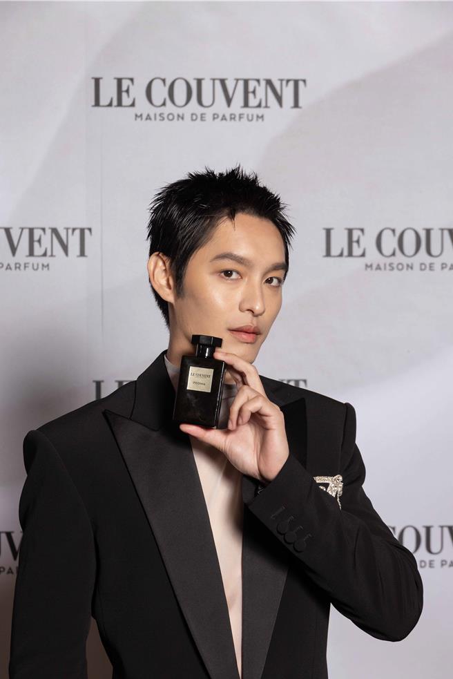 曹佑寧西裝裡穿著透視裝，很有誠意。（品牌提供）