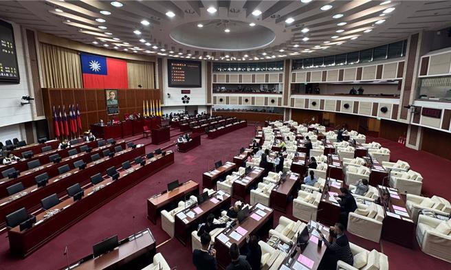 22日下午北市议会召开临时会，讨论是否邀请台北市长蒋万安，针对剀剀虐童案与监视器预算争议案专案报告。不过最终因为出席人数未过半，最终将临时会改为谈话会，并未讨论是否要加开专案报告。蓝绿因此在议场上隔空互杠。（丁上程摄）