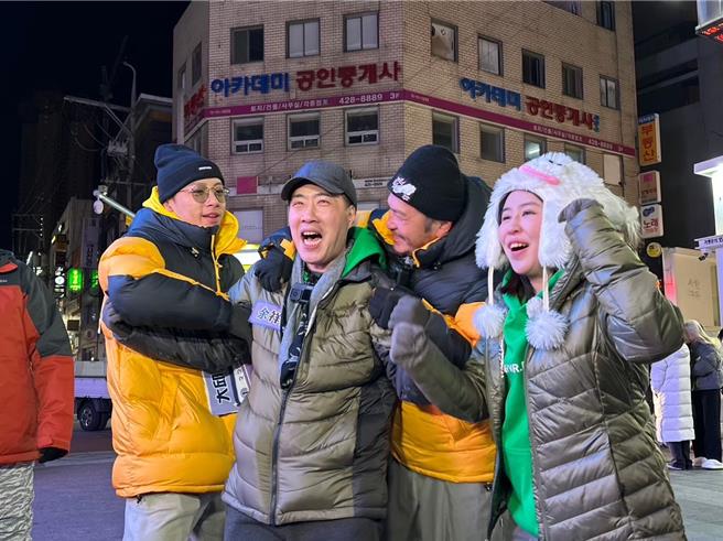 余祥銓（左2）帶老婆柔柔（右）一起到《綜藝玩很大》出外景。（三立提供）