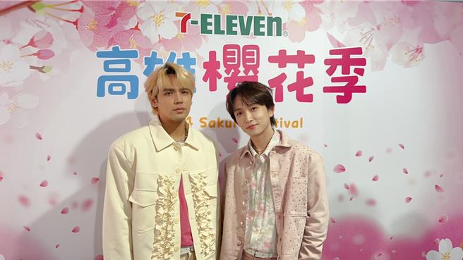 「九泽CP」陈零九（左）、邱锋泽22日在「高雄樱花季」开唱。（许雅淳摄）