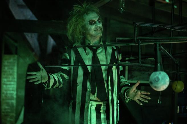 麦可基顿再度出演系列作续集《阴间大师 BEETLEJUICE》。（华纳兄弟提供）