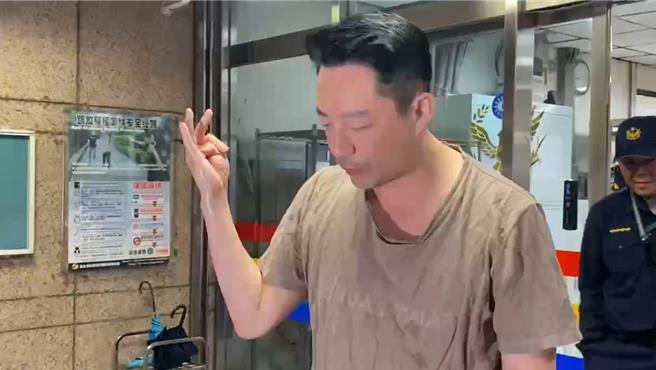 汪小菲衝警局举报大S。（读者提供）