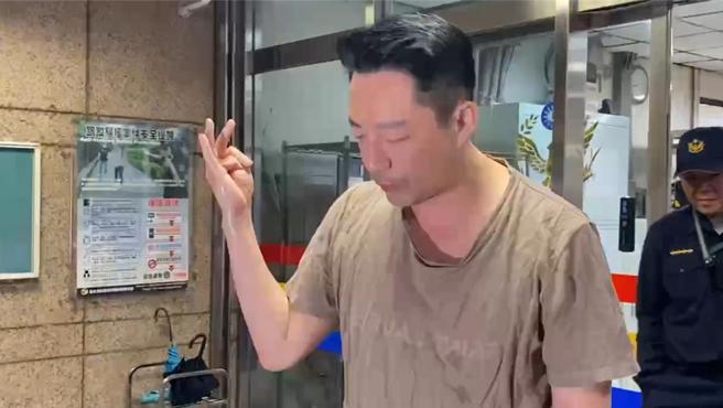 汪小菲衝警局舉報大S。（讀者提供）