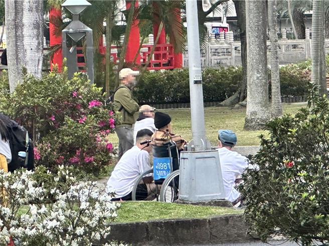 阮经天与弟弟很亲密的一直陪妈妈聊天。（读者提供）