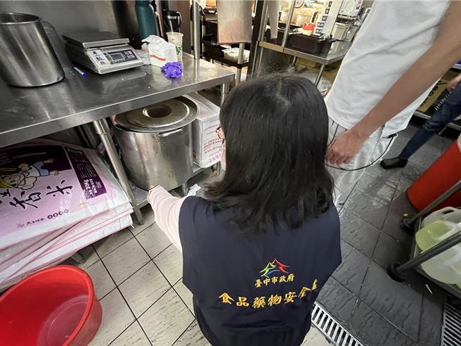 有网友近日在社群软体Dcard发文指出，赴台中某酸菜鱼名店用餐点了1杯奶茶，喝到见底时惊见苍蝇。台中市食安处22日指出，稽查现场环境及奶茶饮品未见病媒，但作业区纱窗、风扇、冰箱及墙壁、配管等多处积尘不洁，要求业者限期改善。（中市府提供／潘虹恩台中传真）