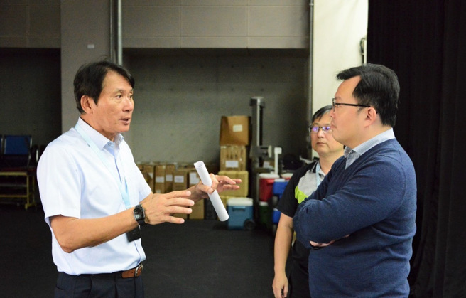 體育署長鄭世忠（右）與國訓中心執行長龔榮堂討論帕運選手訓練及照顧事項。（體育署提供）