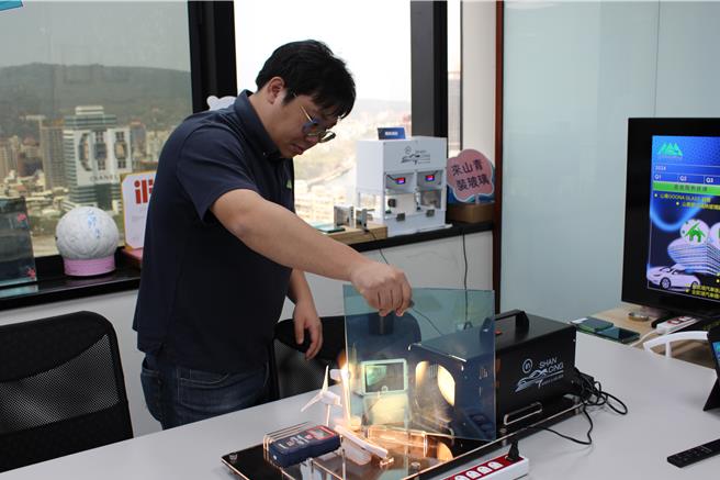 隔熱測試。（林雅惠攝）