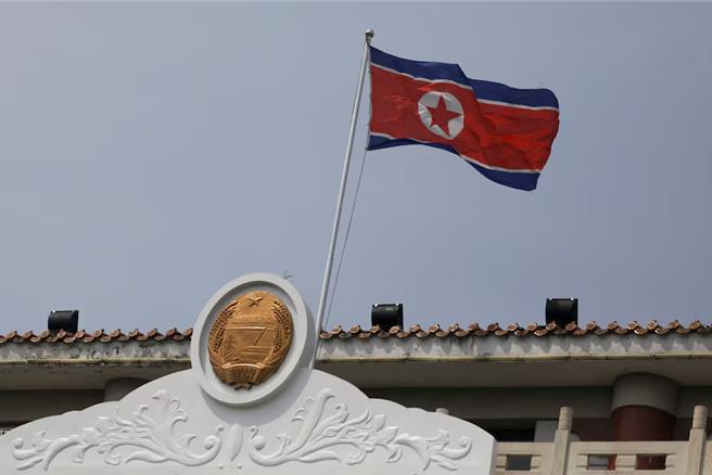 駐瀋陽總領事館上方飄揚的北韓國旗（圖／路透社）