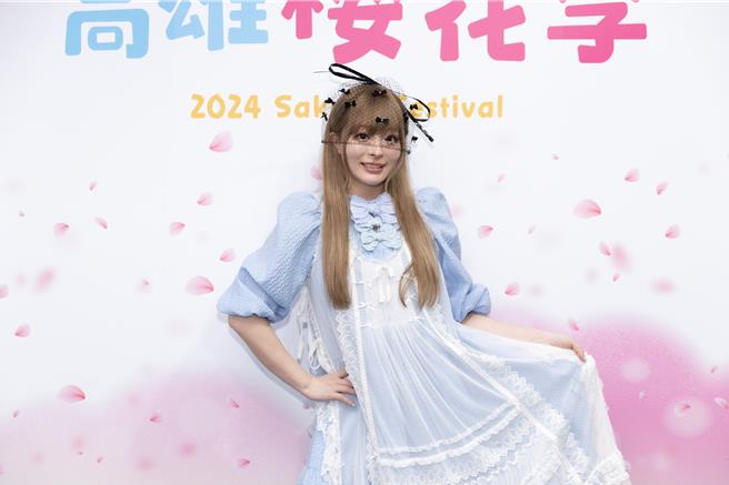 卡莉怪妞不忘把握時間與老公葉山獎之開心享用美食與逛動物園。（寬寬整合行銷提供）