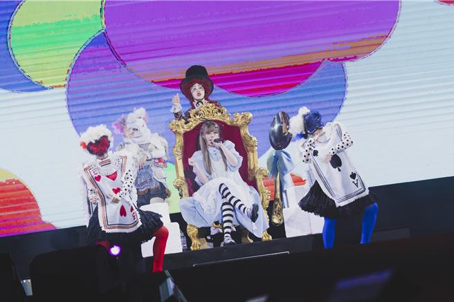 卡莉怪妞身穿公主裙化身愛麗絲。（寬寬整合行銷提供）