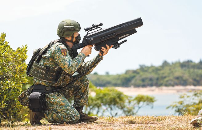 为反制无人机闯入金马禁限制水域上空，国军採购干扰枪，却被监察院查出採购过程有违失。图为金防部购置的干扰枪。（军闻社）