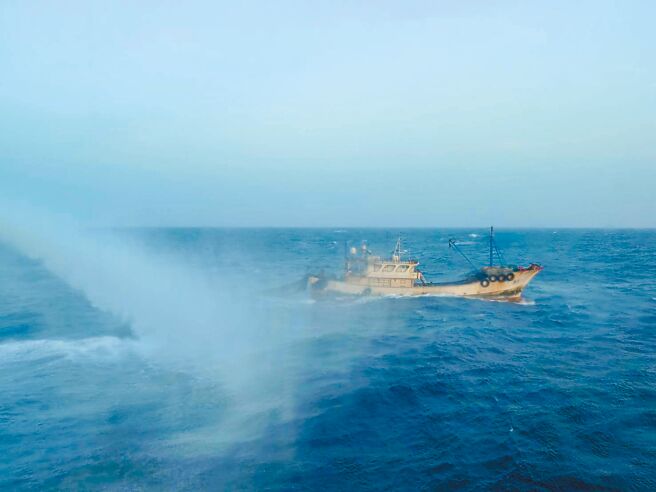 大陸「三無」漁船20日闖入我澎湖海域，遭海巡隊以水砲驅離。（澎湖海巡隊提供／許逸民澎湖傳真）