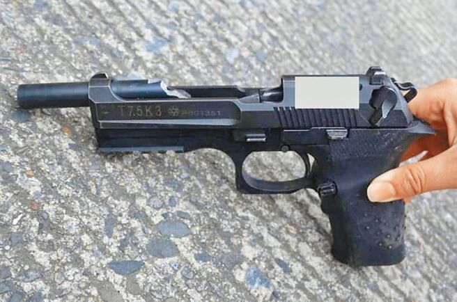 國軍18日下午於基隆內木山靶場舉行手槍射擊訓練，一名士官使用T75K3手槍擊出第3發時突然膛炸，造成槍管斷裂，不少軍事迷從槍管斷裂情況來看，質疑案情不單純。（翻攝照片／張志康基隆傳真）